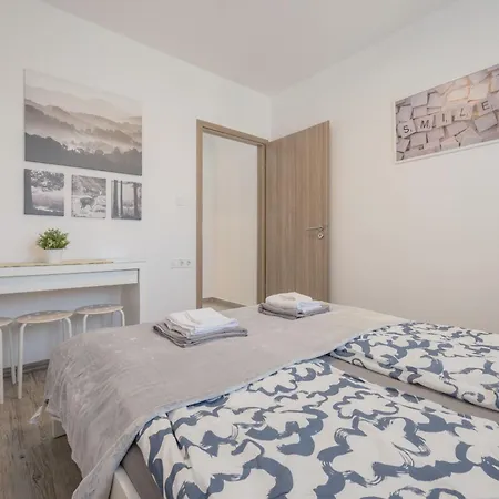 Bright Floor With Parking Apartment *