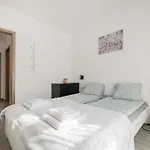 Bright Floor With Parking דירה בודפשט