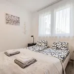 Bright Floor With Parking דירה *