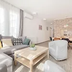Bright Floor With Parking דירה בודפשט