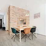 Bright Floor With Parking בודפשט