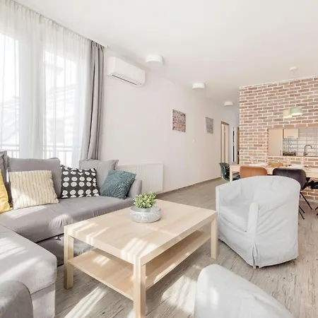 Bright Floor With Parking Apartament Budapesta